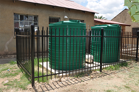 TradePro Roof＆Moreで塗装された学校。 雨水貯留を支援するために、プラスコンによって貯水タンクも設置されました。