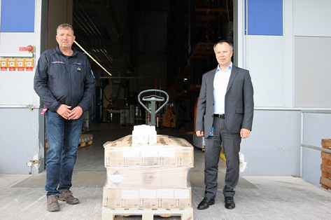 ヘリオス社マネジング・ダイレクターRoman Pirnat氏（左）より、スロベニア・メドヴォデ市の公衆衛生の責任者であるFranci Jarc（右）に消毒液をお渡し