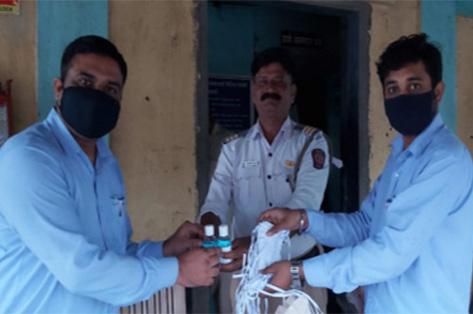画像：交通警察官にマスクと除菌剤を配布（インド・ローテ市）