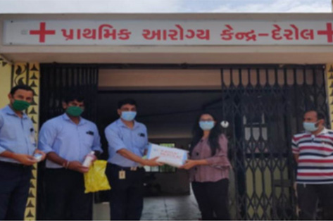 公的医療センターに体温計、酸素計などの機器を寄贈 (インド、サヤッカ)